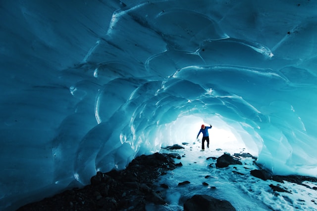 Comment s’aventurer dans les mystères des grottes de glace en Laponie ?