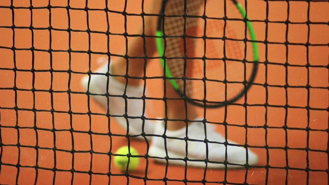 Comment perfectionner votre technique de service au tennis