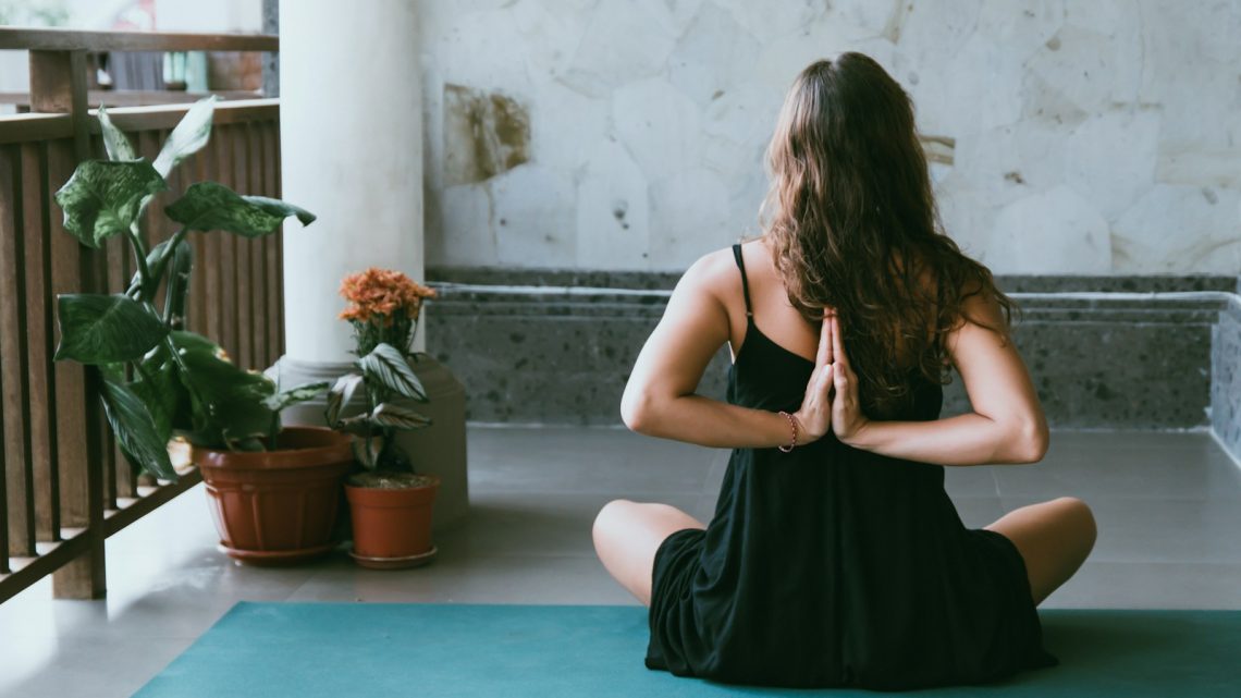 Guide complet pour débuter le yoga à la maison : conseils et astuces