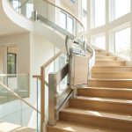 Monte-escalier moderne sur un escalier tournant, maison lumineuse