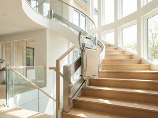 Monte-escalier moderne sur un escalier tournant, maison lumineuse