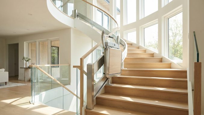 Monte-escalier moderne sur un escalier tournant, maison lumineuse