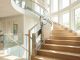 Monte-escalier moderne sur un escalier tournant, maison lumineuse