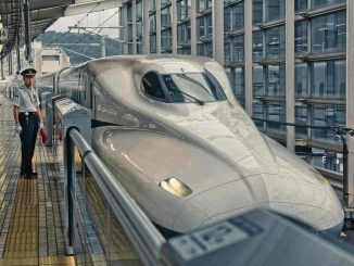 Train de passagers blanc brillant en gare, voyageur sur le quai