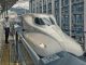 Train de passagers blanc brillant en gare, voyageur sur le quai