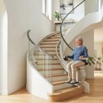 Monte-escalier moderne sur un escalier tournant, maison lumineuse