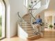 Monte-escalier moderne sur un escalier tournant, maison lumineuse