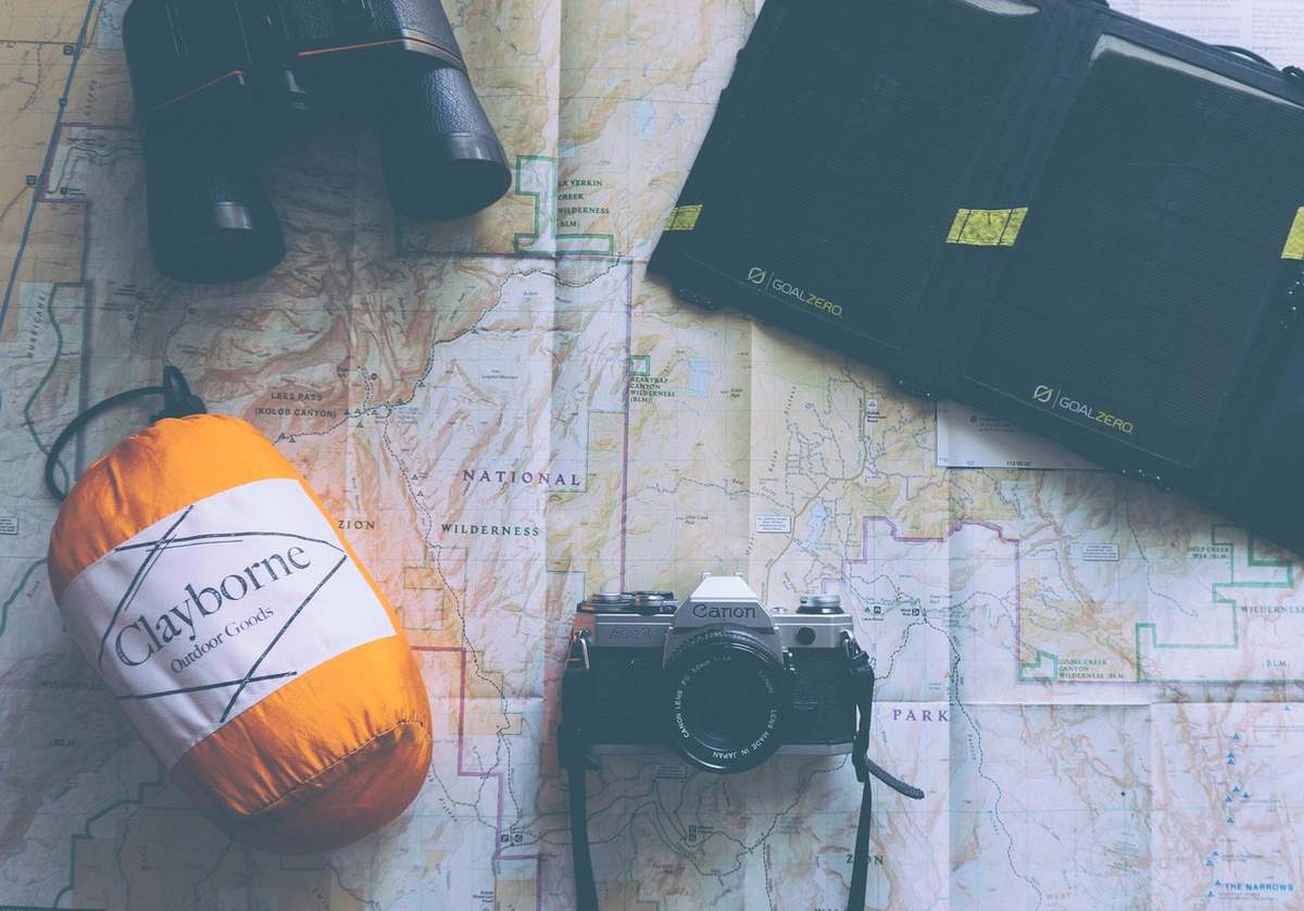 Vue d'objets de voyage sur une carte incluant un appareil photo